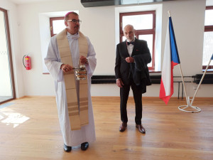 Pivovaru při slavnostním otevření požehnal biskup plzeňský Tomáš Holub