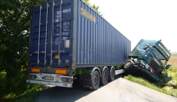 Po nehodě zablokoval kamion za Třebechovicemi celou silnici, provoz na ní byl zastaven na několik hodin