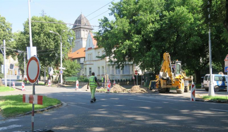 Silničáři se pustí od zítřejšího dne do opravy silnice na Gočárově okruhu