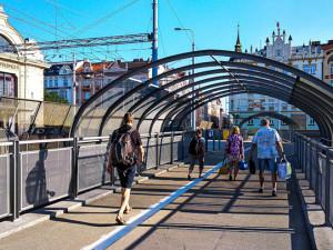 Lávka v Koperníkově ulici