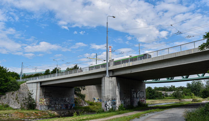 Most PM-018 přes řeku Úslavu v Těšínské ulici