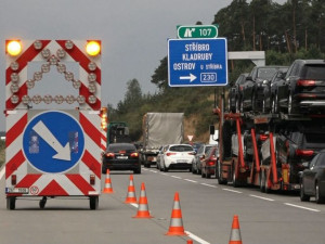 Nehoda osobního automobilu a dvou nákladních ochromila provoz na dálnici D5