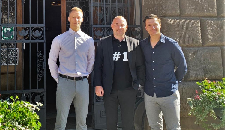 Hráči Ondřej Šafránek a Petr Vinkelhöfer spolu s náměstkem primátora Romanem Zarzyckým