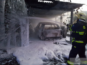 Hasiči likvidovali požár automobilu zaparkovaného pod přístřeškem