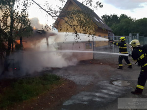 Hasiči likvidovali požár automobilu zaparkovaného pod přístřeškem