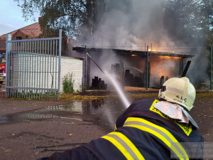 Hasiči likvidovali požár automobilu zaparkovaného pod přístřeškem