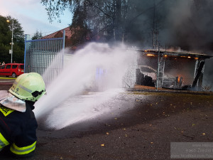 Hasiči likvidovali požár automobilu zaparkovaného pod přístřeškem