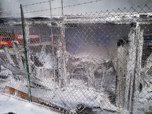 Hasiči likvidovali požár automobilu zaparkovaného pod přístřeškem