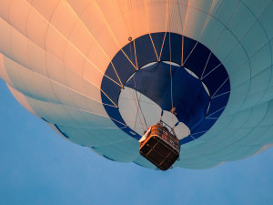 Při podvečerním pádu horkovzdušného balonu na Klatovsku se těžce zranil cizinec