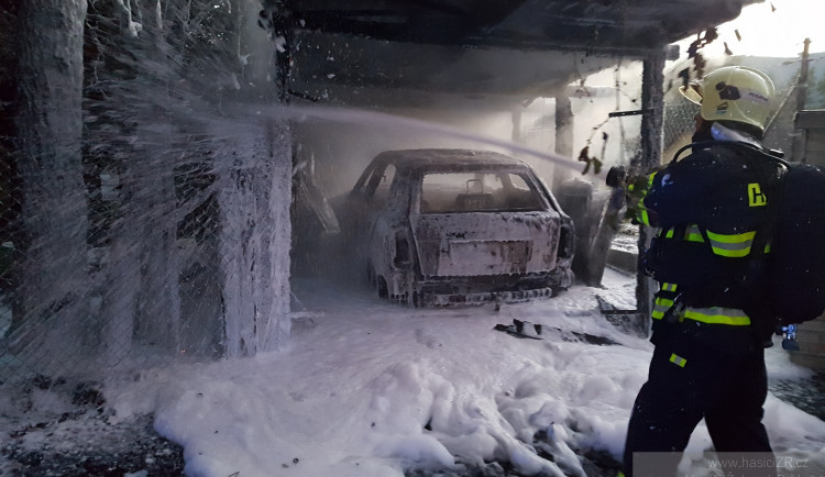 Hasiči likvidovali požár automobilu zaparkovaného pod přístřeškem