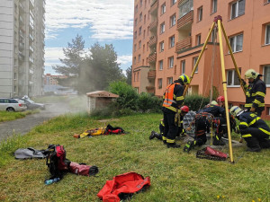 Záchrana osob ze stísněných prostor, hasiči trénovali v netradičním prostředí