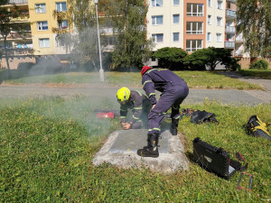 Záchrana osob ze stísněných prostor, hasiči trénovali v netradičním prostředí