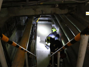 Záchrana osob ze stísněných prostor, hasiči trénovali v netradičním prostředí