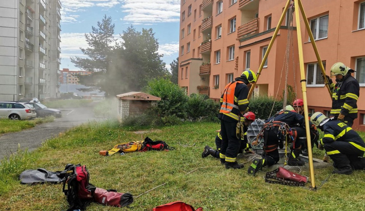 Záchrana osob ze stísněných prostor, hasiči trénovali v netradičním prostředí