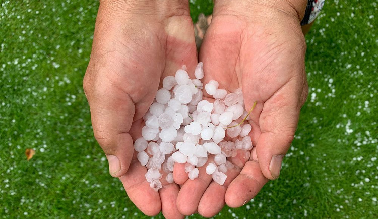 Takové kroupy padaly v Klatovech