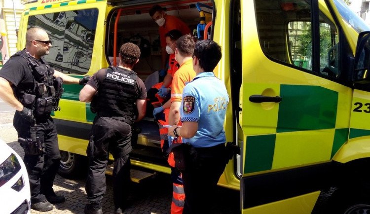 Mám v botách piraně a všechny vystřelím do vesmíru, pokřikoval muž v centru města