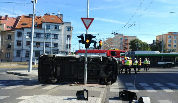 Jedna dodávka se převrátila na bok a blokovala dopravu