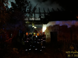 Hasiči bojovali s obřím požárem hned vedle čerpací stanice