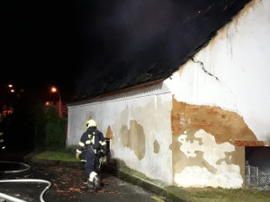 Hasiči bojovali s obřím požárem hned vedle čerpací stanice