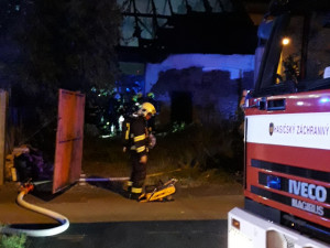 Hasiči bojovali s obřím požárem hned vedle čerpací stanice