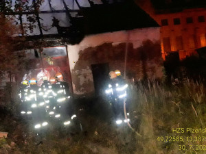 Hasiči bojovali s obřím požárem hned vedle čerpací stanice