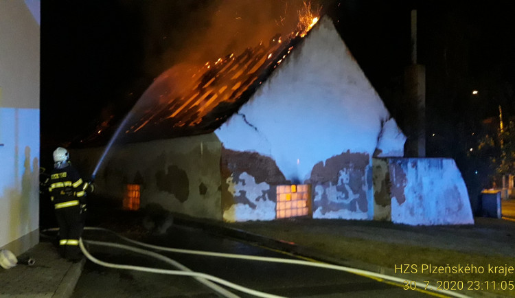 Hasiči bojovali s obřím požárem hned vedle čerpací stanice