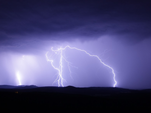 Meteorologové varují: Přijdou silné bouřky s přívalovým deštěm