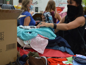 Hromadí se vám ve skříni věci, které nenosíte? Zkuste Swap a pošlete je dál