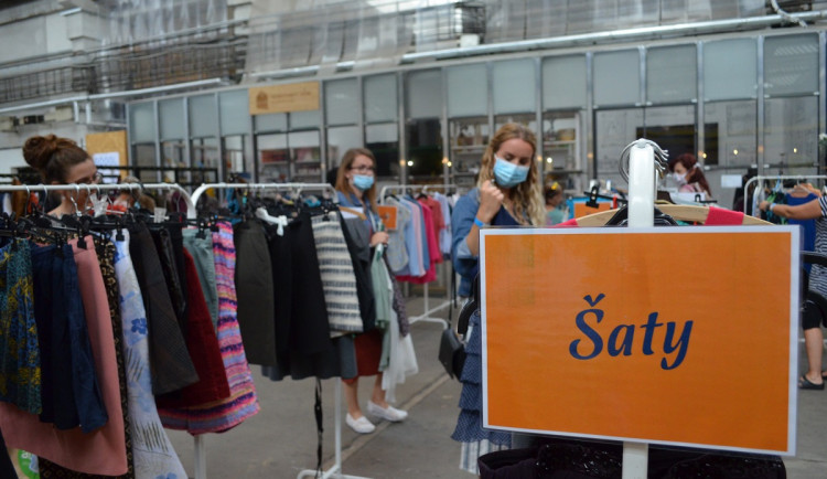 Hromadí se vám ve skříni věci, které nenosíte? Zkuste Swap a pošlete je dál