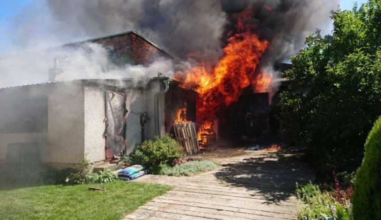 Hasiči z Královéhradeckého kraje zasahovali o víkendu častěji u požárů, než u dopravních nehod