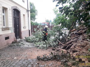 Část domu, kde živoří bezdomovci šla k zemi. Hasiči prohledávají trosky