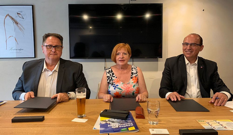 Koalici pro Plzeňský kraj reprezentují zleva Tomáš Rada, Ivana Bartošová a Pavel Šrámek