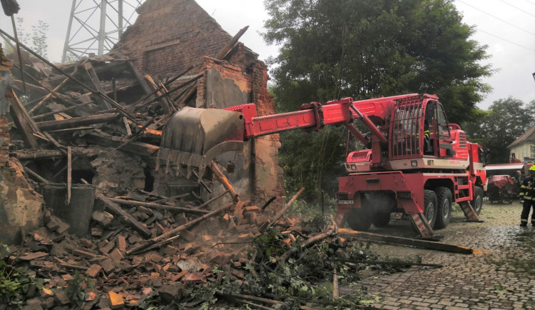 Trosky zborceného domu odstraňuje speciální technika ze Zbirohu