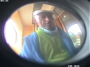 Neznáte ho? Tento muž se pokusil z kradené karty vybrat peníze z bankomatu v Mýtě