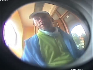 Neznáte ho? Tento muž se pokusil z kradené karty vybrat peníze z bankomatu v Mýtě