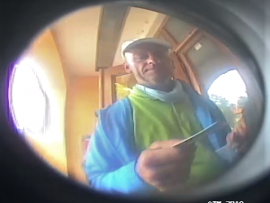 Neznáte ho? Tento muž se pokusil z kradené karty vybrat peníze z bankomatu v Mýtě