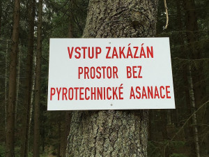 Na takové cedule narazíte v Brdech často