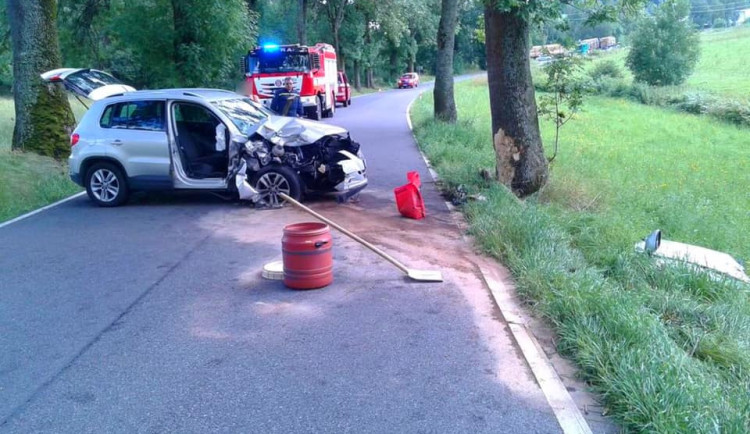 Osobní automobil narazil do stromu