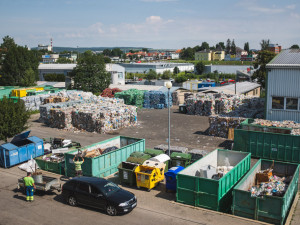 FOTO: S barevným kontejnerem to teprve začíná. Jak vypadá cesta tříděného odpadu?