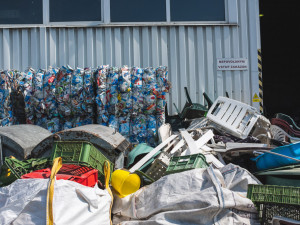 FOTO: S barevným kontejnerem to teprve začíná. Jak vypadá cesta tříděného odpadu?