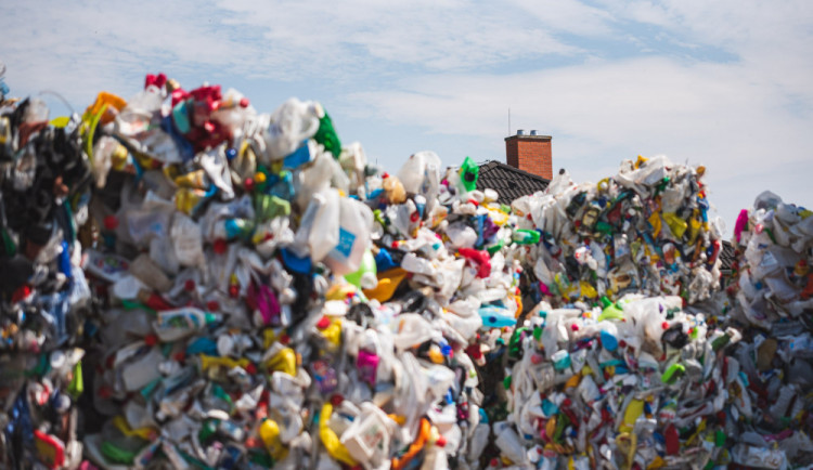 size4-15967048813148-139-foto-s-barevnym-kontejnerem-to-teprve-zacina-jak-vypada-cesta-trideneho-odpadu