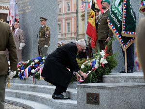 Mike Pompeo v Plzni položí květiny u památníku Díky, Ameriko! a pronese projev