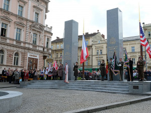 Mike Pompeo v Plzni položí květiny u památníku Díky, Ameriko! a pronese projev