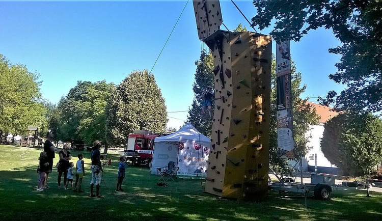 Děti si mohou vyzkoušet lezeckou stěnu