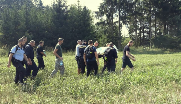 Transport nalezeného seniora z místa, kde se ho dnes podařilo vypátrat