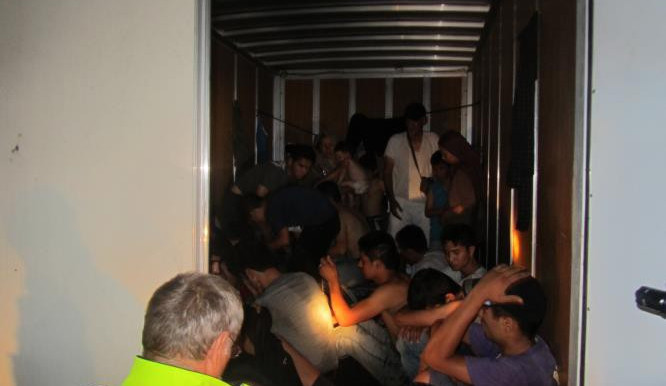 size4-15968745510897-139-1000x1000-1468231353-fotografie-ze-zadrzeni-migrantu