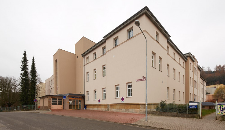 Trutnovská porodnice je dočasně uzavřena. Pokud se podaří sehnat lékaře, otevřít by se mohla opět v září