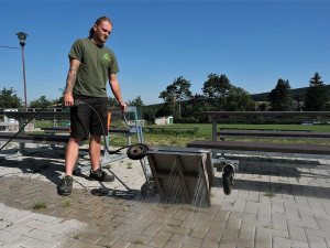 Tímto přístrojem se likviduje plevel ekologicky