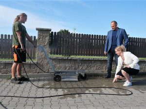 Radní kraje Radka Trylčová sleduje společně se starostou Blovic Robertem Zelenkou, jak vypadá ekologická likvidace plevele v praxi