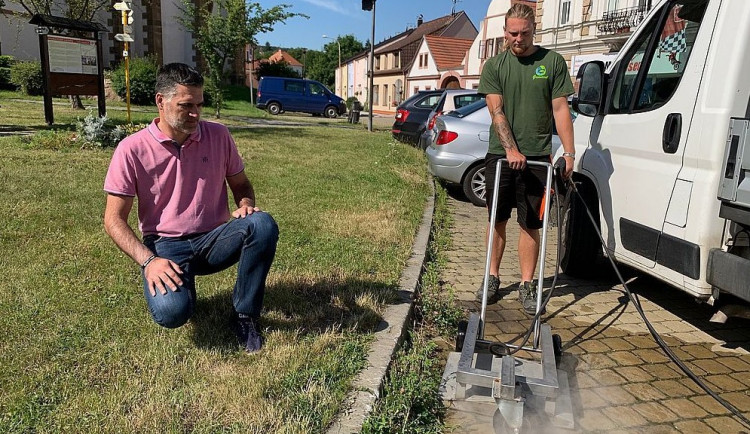 Obce a města upouští od používání jedovatých herbicidů, plevel likvidují ekologicky horkou vodou